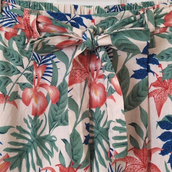 C&C California Tropical Floral Linen Blend High Waisted Wide Leg Shorts Beige 6 - Picture 3 of 11